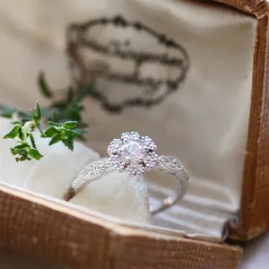 Close-up of the gold vintage diamond ring CALYPSO