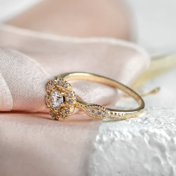 Angled view of the gold vintage diamond ring CALYPSO