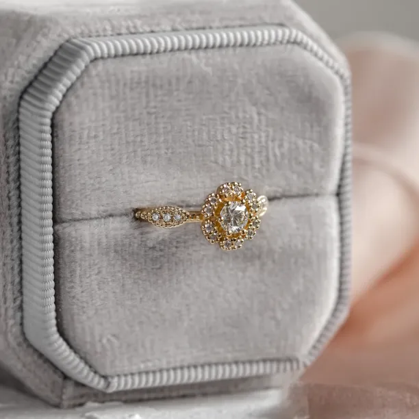 Close-up of the CALYPSO vintage diamond ring and its halo setting