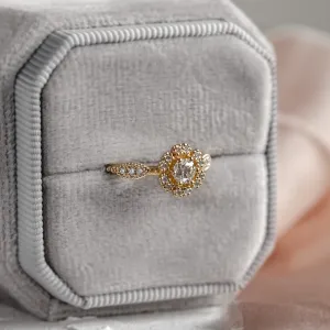 Close-up of the CALYPSO vintage diamond ring and its halo setting