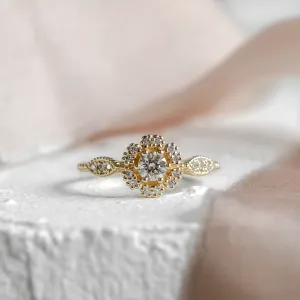 Front view of the gold vintage diamond ring CALYPSO
