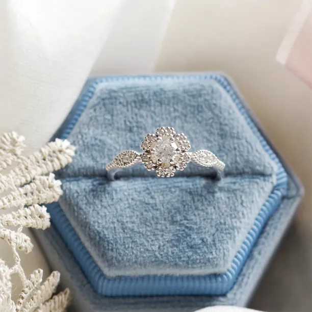 Close-up of the gold vintage diamond ring CALYPSO with halo setting