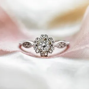 Gold vintage diamond ring CALYPSO with a halo of surrounding diamonds