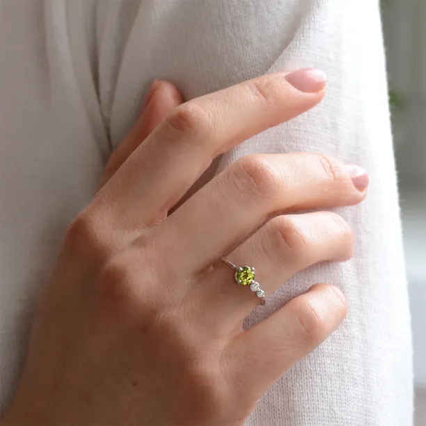 Zlatý prsten s olivínem a diamanty OLIVIA Image