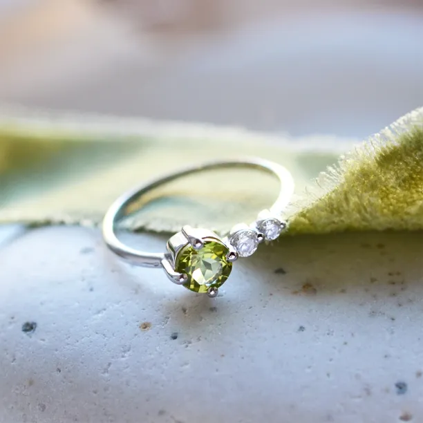 Zlatý prsten s olivínem a diamanty OLIVIA Image