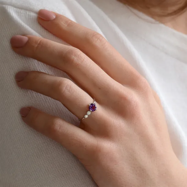 Zlatý prsten s fialovým ametystem a diamanty AMO Image