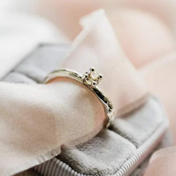 Close-up of the gold branch ring with morganite DREMIA