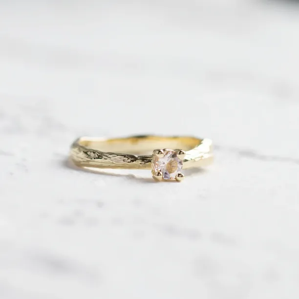 Gold branch ring with morganite DREMIA, highlighting the textured band