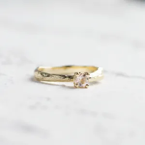 Gold branch ring with morganite DREMIA, highlighting the textured band
