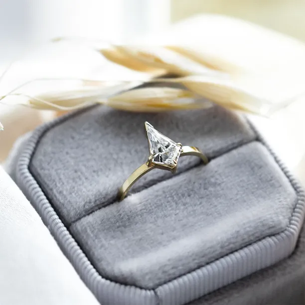 Original engagement ring with kite moissanite DOMITIA Image