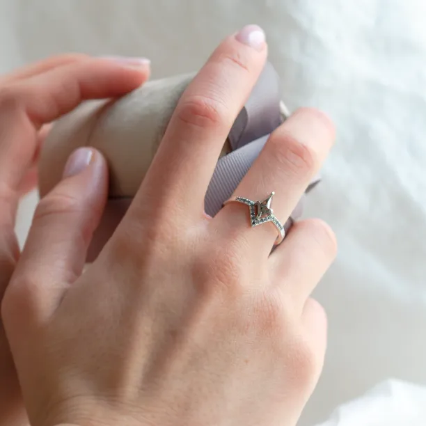 Unusual engagement ring with salt and pepper diamonds FRECCIA Image