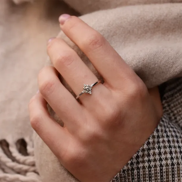 Prsten ESTRELLA se salt and pepper diamanty na ruce