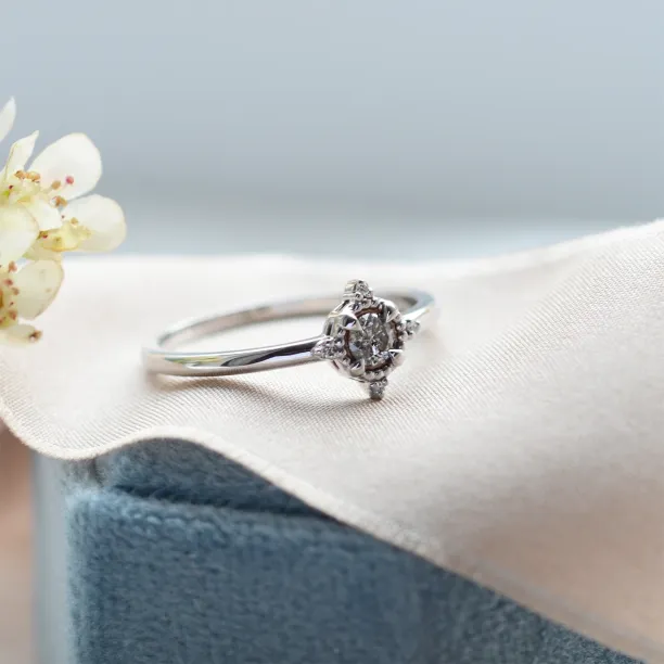 Šikmý pohled na prsten ESTRELLA se salt and pepper diamanty
