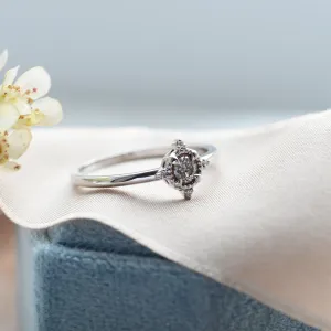 Šikmý pohled na prsten ESTRELLA se salt and pepper diamanty