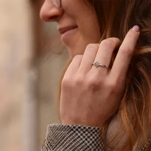 Prsten ESTRELLA se salt and pepper diamanty nošený na ruce