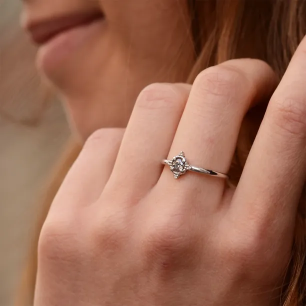 Detail prstenu ESTRELLA se salt and pepper diamanty na ruce