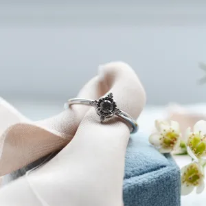 Detailní pohled na prsten ESTRELLA se salt and pepper diamanty