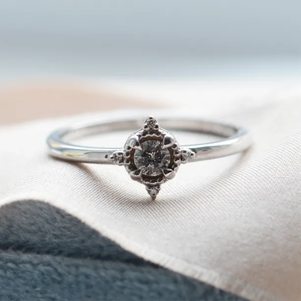 Romantický prsten ESTRELLA se salt and pepper diamanty, pohled zepředu