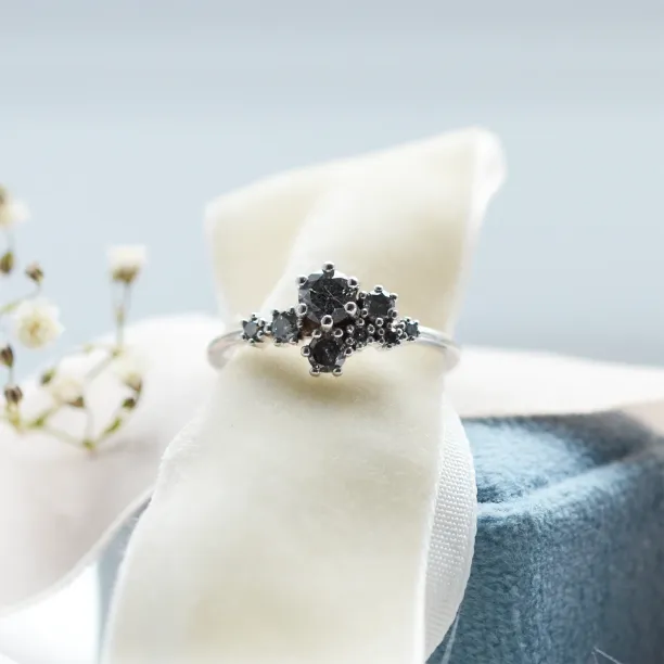 Gold ring with salt and pepper diamonds CLUSTRÉ Image