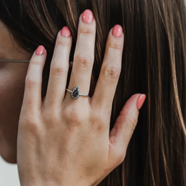 Zlatý cluster prsten DOMIZOS se salt'n'pepper diamanty na ruce