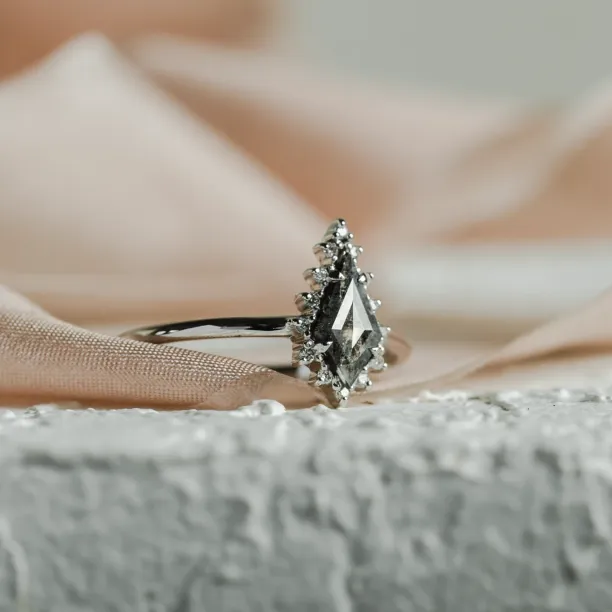 Detailní šikmý pohled na zlatý cluster prsten DOMIZOS se salt'n'pepper diamanty