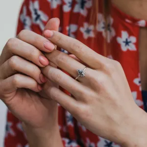 Zlatý cluster prsten DOMIZOS se salt'n'pepper diamanty na prstě