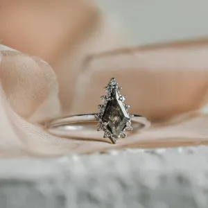 Detailní pohled na zlatý cluster prsten DOMIZOS s centrálním diamantem ve tvaru kite