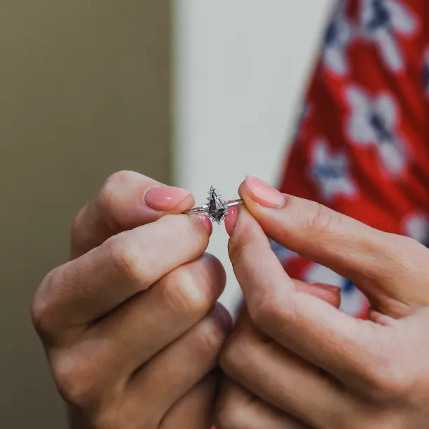 Zlatý cluster prsten DOMIZOS se salt'n'pepper diamanty držený mezi prsty