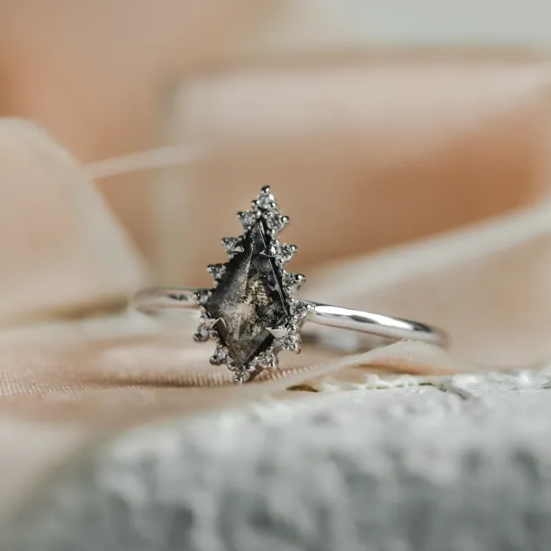 Detailní šikmý pohled na cluster prsten DOMIZOS s centrálním salt'n'pepper diamantem