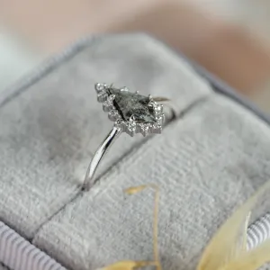 Detailní pohled na zlatý cluster prsten DOMIZOS se skupinou salt'n'pepper diamantů