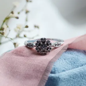 Detail zásnubního prstenu CALIMERO s halo salt'n'pepper diamanty