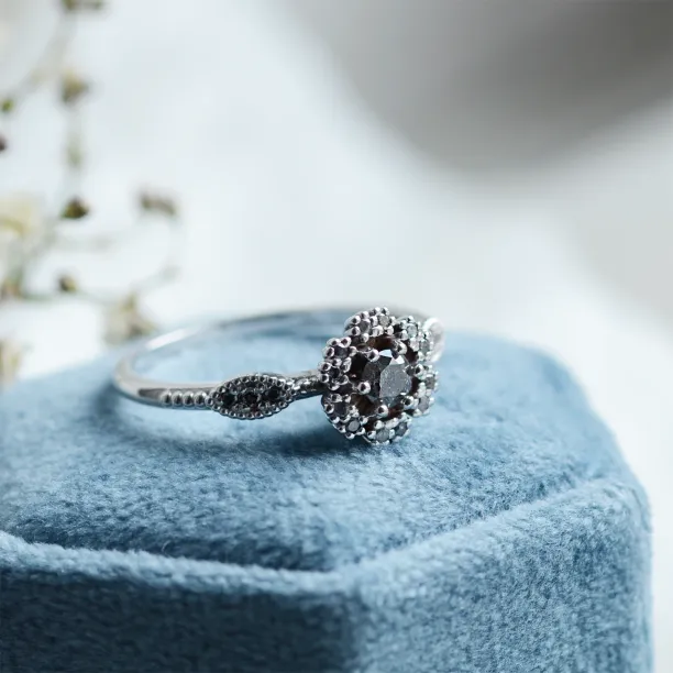 Šikmý pohled na prsten CALIMERO s halo salt'n'pepper diamanty