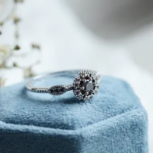 Šikmý pohled na prsten CALIMERO s halo salt'n'pepper diamanty
