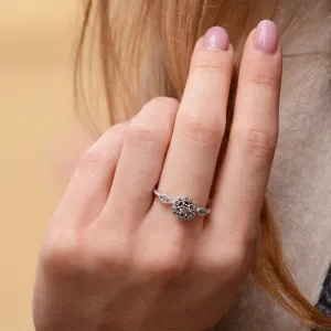 Zásnubní prsten CALIMERO s halo salt'n'pepper diamanty na ruce