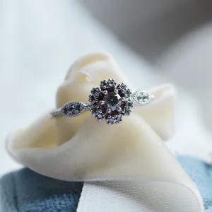 Detail halo osazení zlatého prstenu CALIMERO se salt'n'pepper diamanty