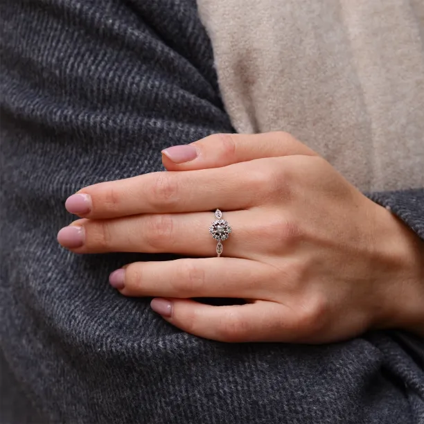 Zásnubní prsten CALIMERO s halo salt'n'pepper diamanty nošený na ruce