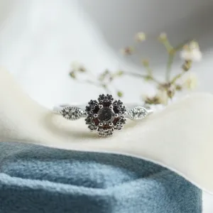 Detail centrálního osazení zásnubního prstenu CALIMERO se salt'n'pepper diamanty