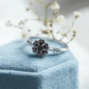 Šikmý detail prstenu CALIMERO s halo salt'n'pepper diamanty