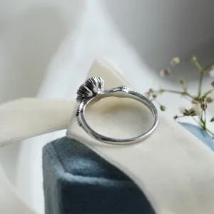 Šikmý pohled na spodní stranu zásnubního prstenu CALIMERO s halo salt'n'pepper diamanty