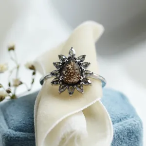 Detail prstenu GIRASOLO ve tvaru květiny se salt'n'pepper diamanty