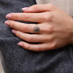 Prsten GIRASOLO ve tvaru květiny se salt'n'pepper diamanty na ruce