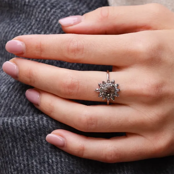 Prsten GIRASOLO se salt'n'pepper diamanty ve tvaru květiny na ruce
