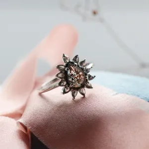 Šikmý detail květiny se salt'n'pepper diamanty na prstenu GIRASOLO