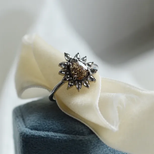Šikmý pohled na prsten GIRASOLO ve tvaru květiny se salt'n'pepper diamanty