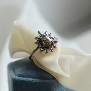 Šikmý pohled na prsten GIRASOLO ve tvaru květiny se salt'n'pepper diamanty
