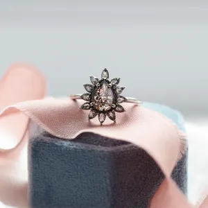 Prsten GIRASOLO z bílého zlata ve tvaru květiny se salt'n'pepper diamanty, detailní pohled