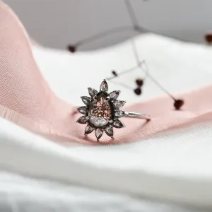 Detailní šikmý pohled na prsten GIRASOLO ve tvaru květiny se salt'n'pepper diamanty