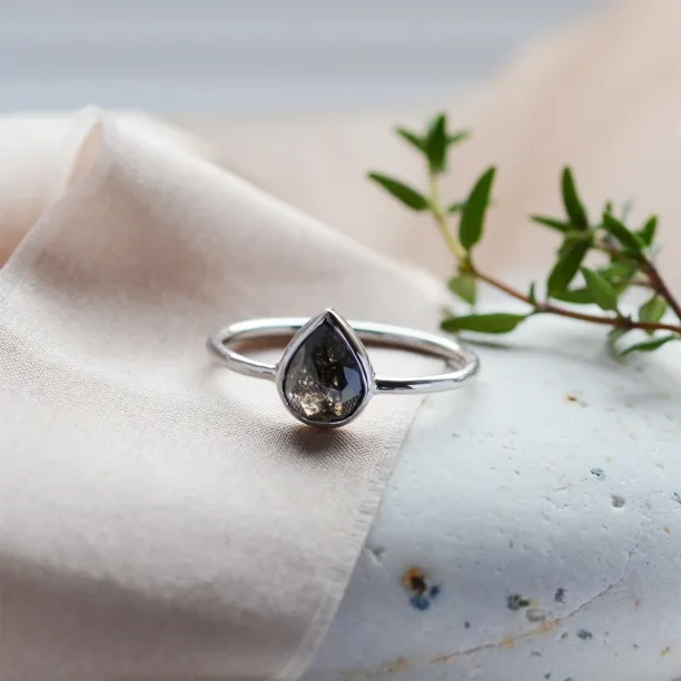 Šikmý pohled na prsten EUFRASIO s diamantem salt'n'pepper
