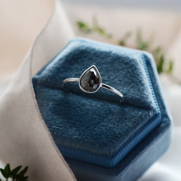 Detailní pohled na prsten EUFRASIO s diamantem salt'n'pepper ve tvaru hrušky