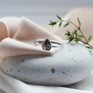 Šikmý pohled na prsten EUFRASIO s diamantem salt'n'pepper ve tvaru hrušky